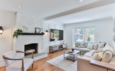 Window cleaning service Auckland - cleaning glass windows on a building